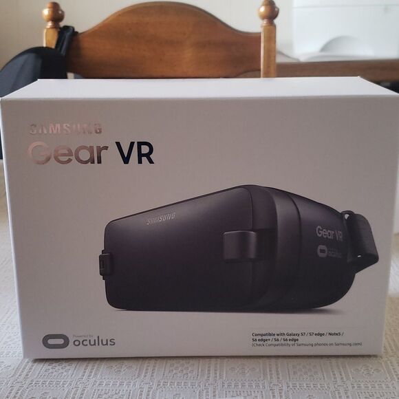 New in Box Samsung Gear VR Powered by Oculus Virtual Reality Headset SM-R323 - Picture 1 of 8